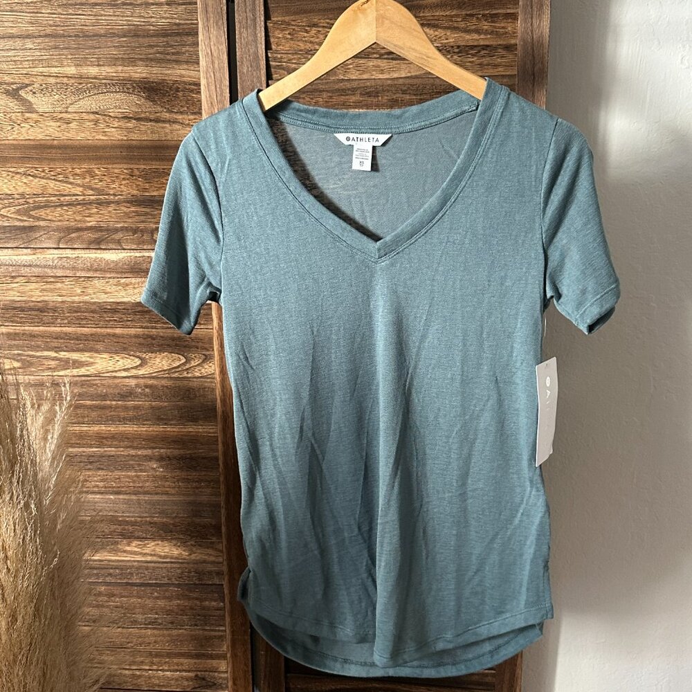 Brand new Athleta BREEZY SCOOP V T-SHIRT XS